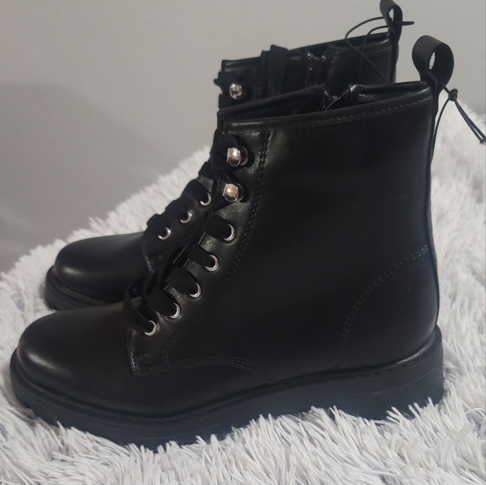Combat boot for woman or girl